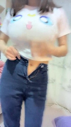 《稀缺资源重磅》猎奇圈内部分享热门视频极品大奶子哺乳期的奶妈疯狂露出自摸挑逗赚奶粉钱 截图2