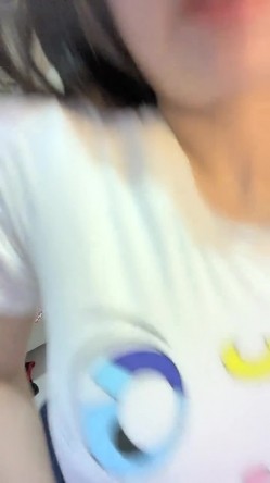 《稀缺资源重磅》猎奇圈内部分享热门视频极品大奶子哺乳期的奶妈疯狂露出自摸挑逗赚奶粉钱 截图3