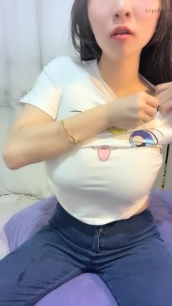 《稀缺资源重磅》猎奇圈内部分享热门视频极品大奶子哺乳期的奶妈疯狂露出自摸挑逗赚奶粉钱 截图10