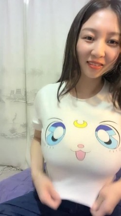 《稀缺资源重磅》猎奇圈内部分享热门视频极品大奶子哺乳期的奶妈疯狂露出自摸挑逗赚奶粉钱 截图11
