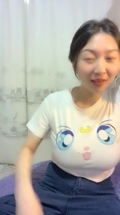 《稀缺资源重磅》猎奇圈内部分享热门视频极品大奶子哺乳期的奶妈疯狂露出自摸挑逗赚奶粉钱 截图12