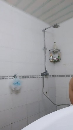 气质妹子先全裸洗澡，再换个黑丝内衣大长腿，最后自慰掰穴厚蝴蝶逼 截图2