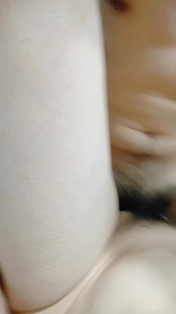露脸极品反差女大生，高颜值女神级别【雪儿】私拍，穿衣和脱衣判若两人，放尿车震道具自摸被金主无套各种输出 截图1