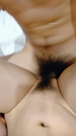 露脸极品反差女大生，高颜值女神级别【雪儿】私拍，穿衣和脱衣判若两人，放尿车震道具自摸被金主无套各种输出 截图6