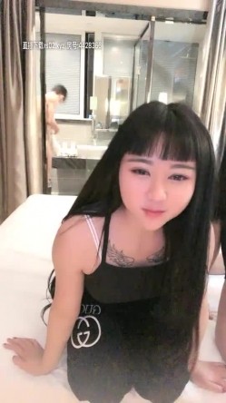 纹身妹子两男两女玩4P啪啪，口交互舔一人操一个多种姿势换着操 截图3