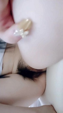 逼毛多性欲望全程露脸颜值高的美女一个人精彩大秀直播，道具抽插骚逼自己抠，淫水多多叫的好骚精彩不要错过 截图12