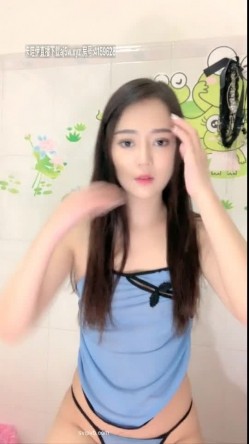 典型南方女孩 一张明星脸的超高颜值大美人 和炮友在闺房里打炮 这情趣内衣太吸引人 闺蜜趴着假装偷看 截图1