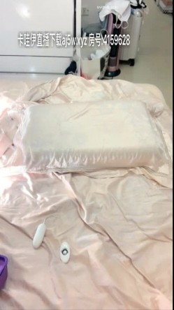 典型南方女孩 一张明星脸的超高颜值大美人 和炮友在闺房里打炮 这情趣内衣太吸引人 闺蜜趴着假装偷看 截图11