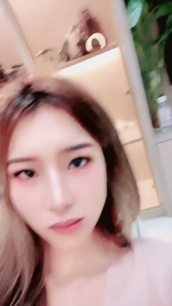 这么漂亮的女神都下海了【瑶瑶想吃糖】女神级小姐姐销魂自慰脸穴同框 截图2