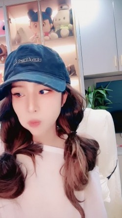 这么漂亮的女神都下海了【瑶瑶想吃糖】女神级小姐姐销魂自慰脸穴同框 截图5