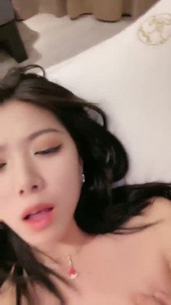 顶级颜值女模特【女模小草莓】掐脖子无套狂操白浆直流，渣男一点儿也不怜香惜玉狂干！ 截图13