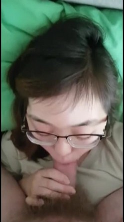 带着眼镜样子很有文化范儿的华裔妹子 一顿口爆洋教授的大几把 被颜射一脸 截图1