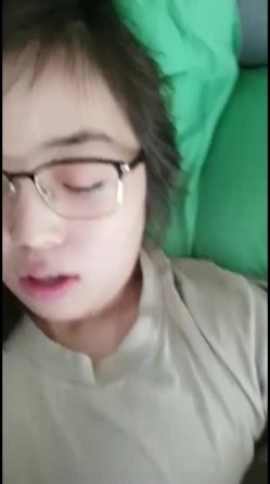 带着眼镜样子很有文化范儿的华裔妹子 一顿口爆洋教授的大几把 被颜射一脸 截图2