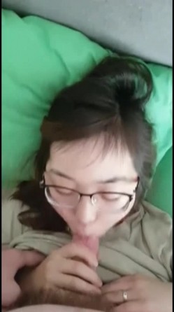 带着眼镜样子很有文化范儿的华裔妹子 一顿口爆洋教授的大几把 被颜射一脸 截图5