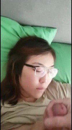 带着眼镜样子很有文化范儿的华裔妹子 一顿口爆洋教授的大几把 被颜射一脸 截图12