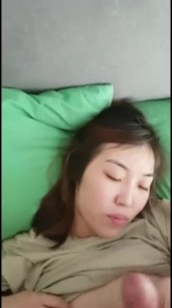 带着眼镜样子很有文化范儿的华裔妹子 一顿口爆洋教授的大几把 被颜射一脸 截图14