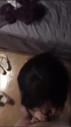网红露脸口交，这口活儿没得说，又快又爽。男：喜欢吃大鸡巴吗？ 女：嗯摁，我想要鸡鸡打我脸，哈哈~哈哈。 截图1