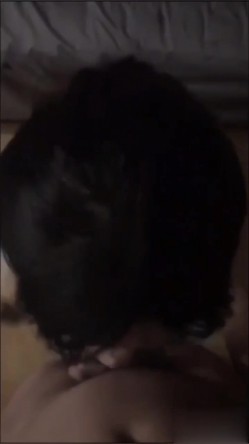 网红露脸口交，这口活儿没得说，又快又爽。男：喜欢吃大鸡巴吗？ 女：嗯摁，我想要鸡鸡打我脸，哈哈~哈哈。 截图12