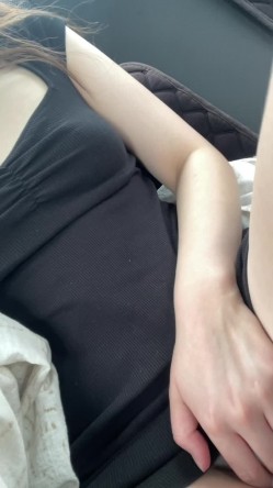 【姐弟恋露脸户外】，好身材颜值反差婊驾车树林野战，被小伙颜射一次，内射一次 截图1