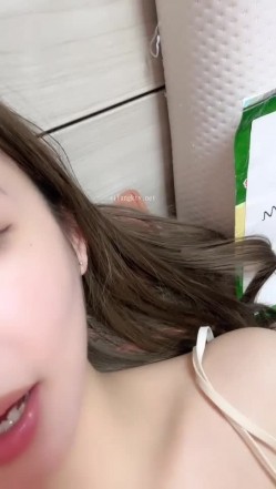 人气女神来袭，明星颜值，大美女，【广州大学生】，身材曼妙前凸后翘，白浆从洞洞流出 截图5