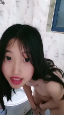 大眼红唇小女友露脸口交吃屌，互玩69，无套女上位抽送騒穴用道具刺激阴蒂男友帮忙自慰 截图13