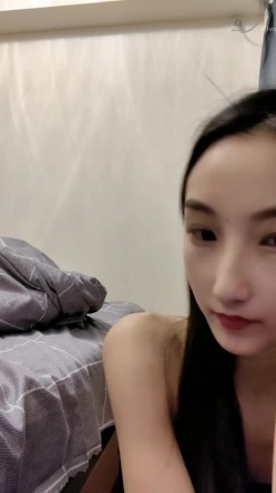 重庆校花学妹，【一只小胖猪】，首次约啪男主~无套内射，第一次给这么多人看做爱，还有些羞涩放不开 截图2