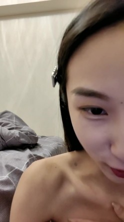 重庆校花学妹，【一只小胖猪】，首次约啪男主~无套内射，第一次给这么多人看做爱，还有些羞涩放不开 截图4