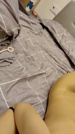 重庆校花学妹，【一只小胖猪】，首次约啪男主~无套内射，第一次给这么多人看做爱，还有些羞涩放不开 截图11