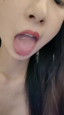 重庆校花学妹，【一只小胖猪】，首次约啪男主~无套内射，第一次给这么多人看做爱，还有些羞涩放不开 截图16
