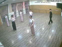 舞蹈班《监控破解》偷拍多位美女学员后台换衣服 截图2