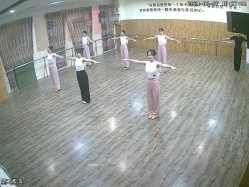 舞蹈班《监控破解》偷拍多位美女学员后台换衣服 截图11