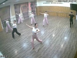 舞蹈班《监控破解》偷拍多位美女学员后台换衣服 截图13