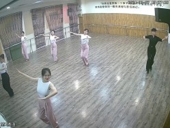舞蹈班《监控破解》偷拍多位美女学员后台换衣服 截图14