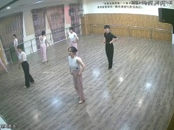 舞蹈班《监控破解》偷拍多位美女学员后台换衣服 截图16