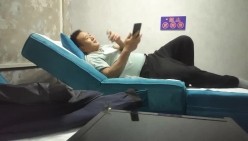 ️顶级骚熟妇城中村按摩女技师『燕姐』勾引顾客店内口爆啪啪3P满足性欲 截图2