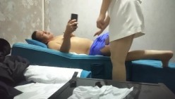 ️顶级骚熟妇城中村按摩女技师『燕姐』勾引顾客店内口爆啪啪3P满足性欲 截图9