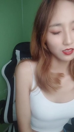 新人美女主播玉妙妙下海不久被狼友调教的明明白白，全程露脸黑丝诱惑揉奶玩逼特写展示，跳蛋塞里面抽插呻吟 截图1