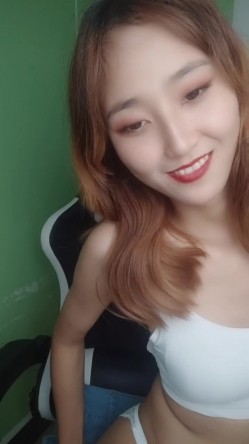新人美女主播玉妙妙下海不久被狼友调教的明明白白，全程露脸黑丝诱惑揉奶玩逼特写展示，跳蛋塞里面抽插呻吟 截图5