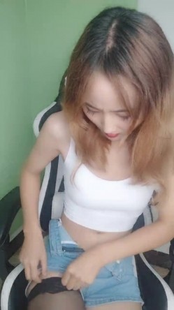 新人美女主播玉妙妙下海不久被狼友调教的明明白白，全程露脸黑丝诱惑揉奶玩逼特写展示，跳蛋塞里面抽插呻吟 截图16