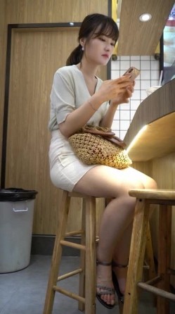 奶茶店静静欣赏穿排扣短裙绝色白领,诱人的樱红小嘴和外露阴毛馋死人 截图3