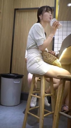 奶茶店静静欣赏穿排扣短裙绝色白领,诱人的樱红小嘴和外露阴毛馋死人 截图16
