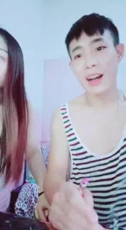 男俊女美 情侣主播双双露脸收费开秀 口交啪啪 玩的姿势不少 妹子真是颜值好身材也苗条 截图4