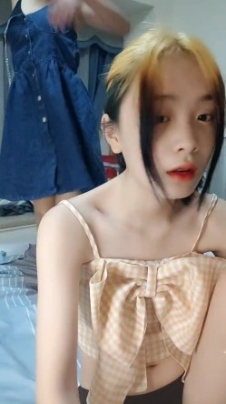 【火爆推荐多人开炮】七彩女神『18岁梦涵』团队即将解散最后一次群P 挨个内射粉穴 截图2