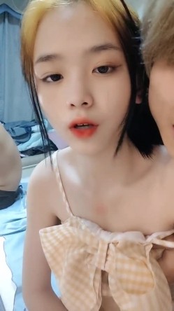 【火爆推荐多人开炮】七彩女神『18岁梦涵』团队即将解散最后一次群P 挨个内射粉穴 截图5