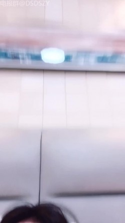 高颜值姐妹花车模「莎莎」带闺蜜和榜一大哥3P深入交流，两个大长腿轮流坐屌，骚话连连 截图16