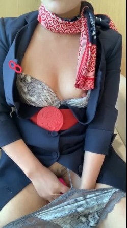 【极品反差 ️东航空姐】高冷!高贵!稀缺极品身材空姐穿空姐制服自卫掰逼 诱惑呻吟 制服诱惑 好想操 高清720P版 截图3