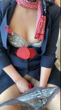 【极品反差 ️东航空姐】高冷!高贵!稀缺极品身材空姐穿空姐制服自卫掰逼 诱惑呻吟 制服诱惑 好想操 高清720P版 截图4