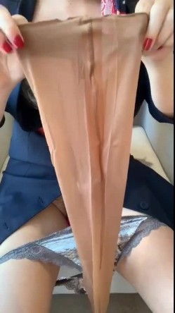 【极品反差 ️东航空姐】高冷!高贵!稀缺极品身材空姐穿空姐制服自卫掰逼 诱惑呻吟 制服诱惑 好想操 高清720P版 截图6
