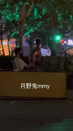 穷人女神有钱人母狗，南航空姐【月野兔mmy】私拍，露出3P有人的公共场合偸偸做爱，母狗属性拉满 截图1