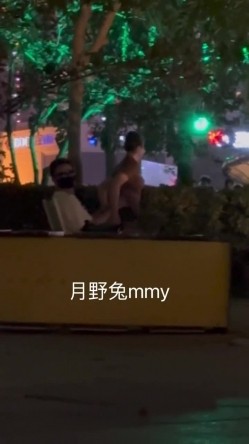 穷人女神有钱人母狗，南航空姐【月野兔mmy】私拍，露出3P有人的公共场合偸偸做爱，母狗属性拉满 截图2